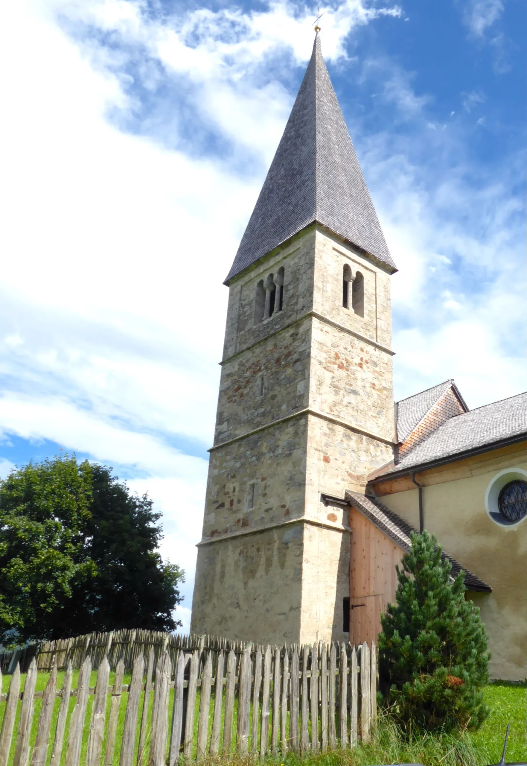 Gesamtansicht des Kirchturmes in Buchberg nach Abschluss der Arbeiten, 2020